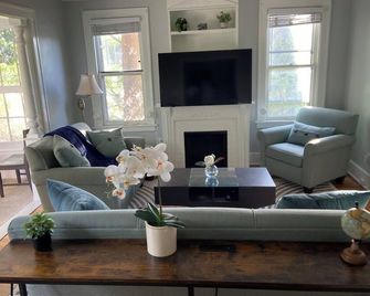 King Bed in 2-bedroom house in lovely Ferndale with AC - Ferndale - Living room