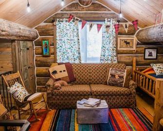 Martin City Log Cabin, just a hop away from Glacier National Park - Martin City - Pokój dzienny