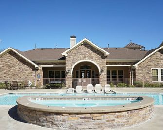 'Spacious 4-Bedroom Apartment in the Heart of Warrensburg near UCM! - Warrensburg - Pool