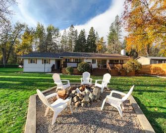 Riverfront House with hot tub, game room and more! - Grants Pass - Terasa