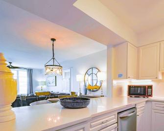 Renovated Folly Beach Condo w/ Community Pool, River Views and Short Walk to Beach & Downtown - Folly Beach - Kitchen