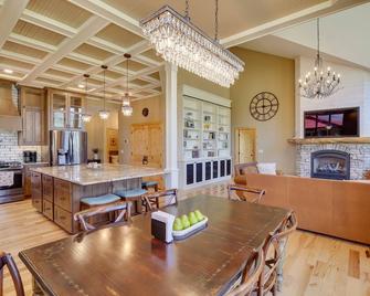 Hot Tub and Golf Course Views Luxe Sturgis Home! - Sturgis - Essbereich