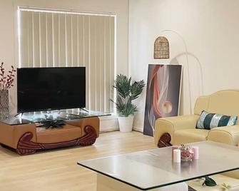 Maraylyabox Hillgables Specious 5br Sweet House - Campbelltown - Living room