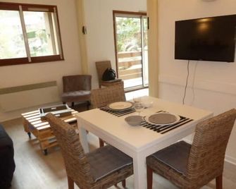 Bright apartment of 35 m2 in Res. quiet and close to downtown. Private Park - Cauterets - Essbereich