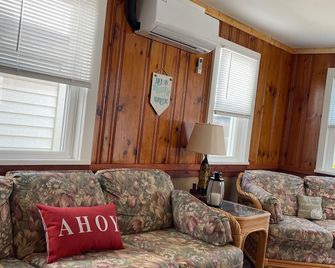 Cottage In The Heart Of Beach Haven! - Beach Haven - Living room