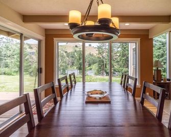 Book your summer getaway now: 10% off! Perfect for Family Gatherings - Roseburg - Spisestue