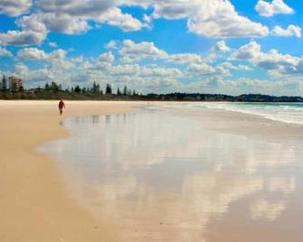 Lovely 1 Bedroom Apartment Steps to the Beach - Coolangatta - Beach