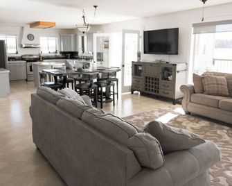 Peaceful Private Home, 7 mins from town. With all the essentials for relaxation - Vanderhoof - Living room