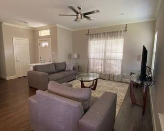 Comfortable 3 Bedroom Home with Garage - Santa Fe - Living room