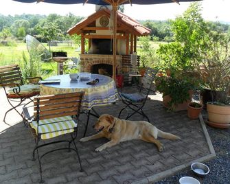 Former farm, very quiet location, lots of space - Libaros - Innenhof