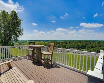 Romantic Golden Valley Cottage | View of Amish Countryside + Walk to Amish Eats - Sugarcreek - Balcón