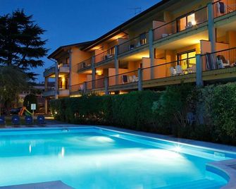 Residence Spiaggia D'Oro - Desenzano del Garda - Piscina