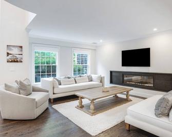 Expansive Modern Sag Harbor Home with Private Heated Pool, Perfect for Families - Sag Harbor - Living room