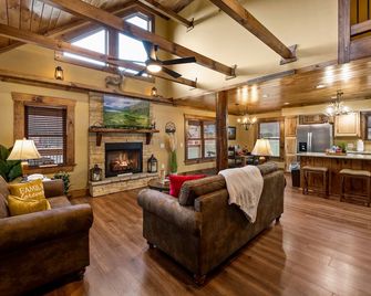 Last Minute July 4th Cancelation ~ Book Now! - Maggie Valley - Вітальня