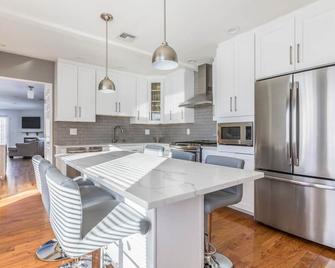 Hampton's Haven: Family fun!Heated Pool, year round Hot Tub!Game Room;Fast WiFi! - Westhampton Beach - Cocina