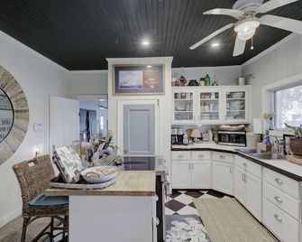 Best Porch in Swansboro! 1 Block to Front Street. Dog friendly. - Swansboro - Kitchen