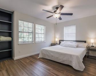 A dream retreat on the water - The Lakeland House - Corsicana - Bedroom