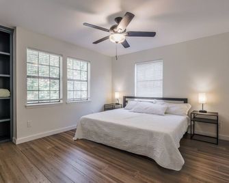 A dream retreat on the lake- The Lakeland House - Corsicana - Bedroom