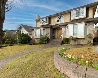 Private very bright room E on the top floor with ensuite bathroom , air con. - Vancouver