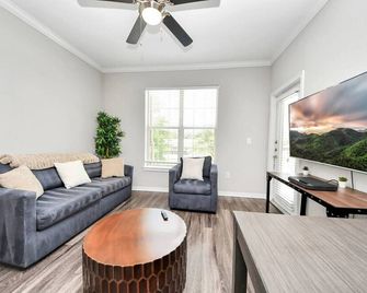 Lux Resort Inspired 2br Near Houston Pool Gym - Magnolia - Living room