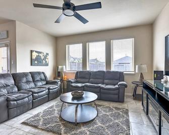 Sleeps 10 - Cozy, Quiet & Private Retreat - 密蘇裏城 - 客廳