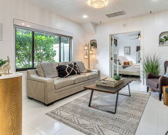 The Peacock Bungalow Near Fort Lauderdale Beach! - Fort Lauderdale