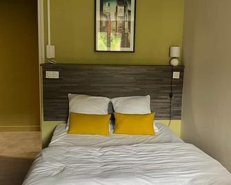 Inter-Hotel Saint Jacques - Saint-Flour - Bedroom