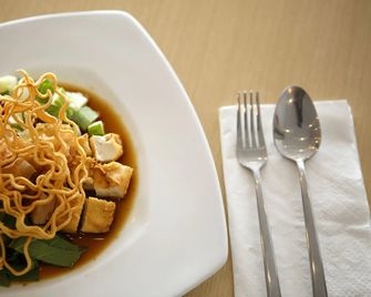 Amaris Hotel Palembang - Palembang - Comida