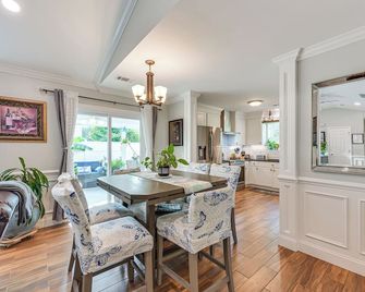 Bluffton Getaway with Fenced Yard 7 Mi to Beach! - Bluffton - Dining room