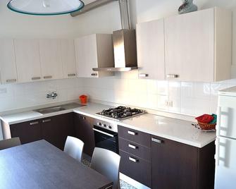 Air conditioning, wifi and wall internet, 150 meters from the sea, 450 meters from the center - Roseto degli Abruzzi - Kitchen