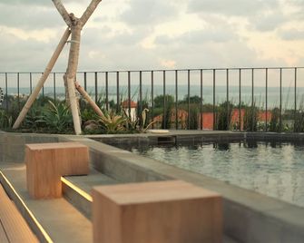 Borough Capsule Hostel Bali - קוטה - בריכה