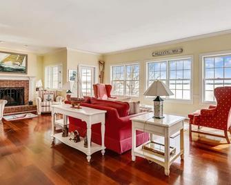 Minutes from Downtown Easton and St. Michaels | Private Dock | Kayak | Pet Frien - Royal Oak - Living room
