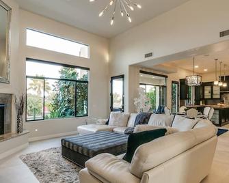 Luxury Contemporary Sanctuary w Pool and Views - Fountain Hills - Wohnzimmer