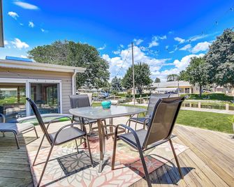 2 Mi to Dtwn Oshkosh Canal-Front Family Getaway! - Oshkosh - Патіо