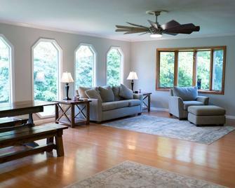 Secluded 5 Acre Getaway Heated Salt Wate - Oberlin - Living room
