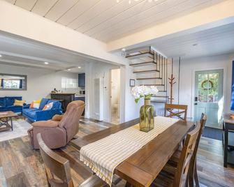 Christmas Tree Hideaway | Modern 2br Pet-Friendly - Running Springs - Restaurant