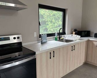 3-bedroom Lakefront Villa #7 - Lakefield - Kitchen