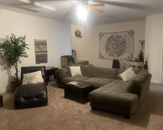 Spacious 2,200 Sq. Lower Level Living Quarters - Springdale - Sala de estar