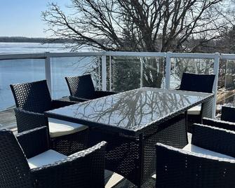 Road access 4 bdrm/2 bath house on Lake of the Woods. Only 2 mins to downtown! - Kenora - Balkón