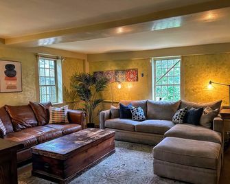 Historic Farm on 96 Acres! - Bozrah - Sala de estar
