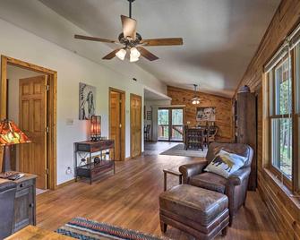 Keystone Escape with Amazing Mt Rushmore View! - Keystone - Huiskamer
