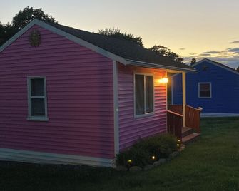 The Pink Cottage @Twin Hills Cottages - Ellsworth - Building