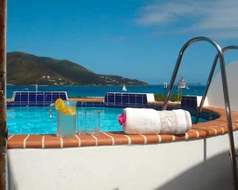 فورت بورت هوتل - Road Town - حوض السباحة