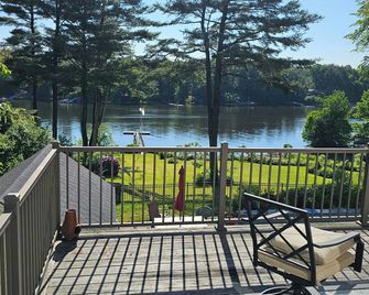 Piscataqua River Waterfront Studio, swimming pool and dock for kayaks and SUPS - Dover - Balcón