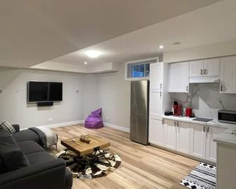 Newly renovated with full privacy home away home close Hwy 401 - Kitchener - Living room