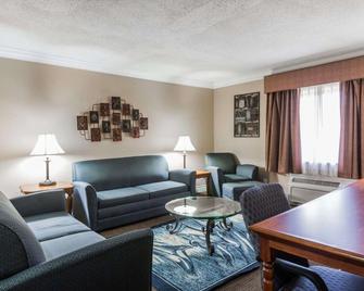 Quality Inn & Suites Atlanta Airport South - College Park - Wohnzimmer