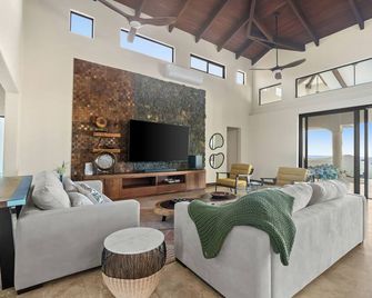 Oceanview Villa | Pool, Hot Tub & Breakfast - Playa Matapalo - Sala de estar