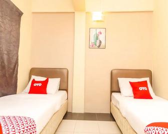 OYO 89703 B Link Hotel - Kulai - Bedroom
