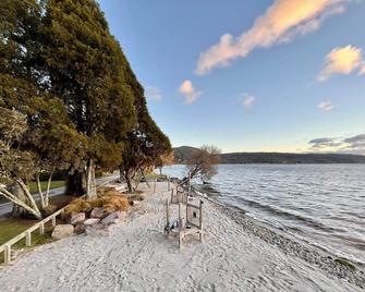 Tranquil Retreat with Breathtaking Lake Views: Renowed for Trout Fishing - Okere Falls - Strand