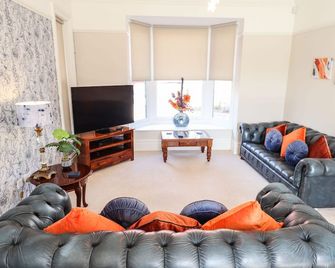 105 Spilsby Road - Boston - Living room